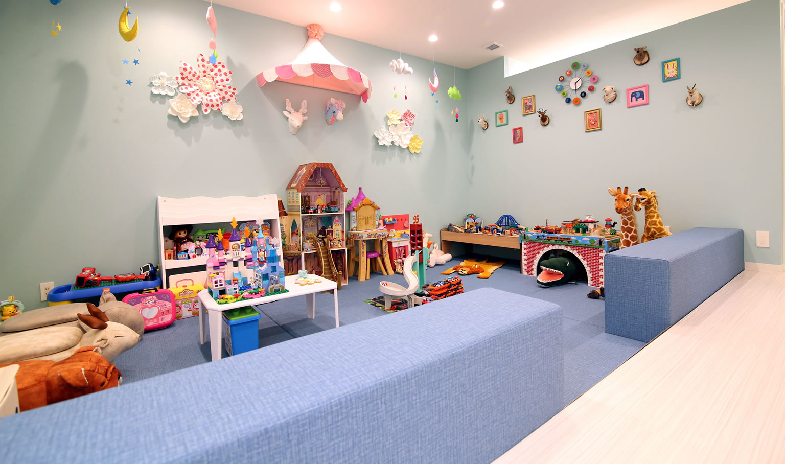 お子様もご家族も安心して通えるキッズルーム完備